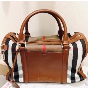 Burberry crossbody elegant purse